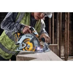 Scie Circulaire 18V Ø190mm DCS573NT XR ADVANTAGE BRUSHLESS -Construction Matériaux Magasin Photo dambiance 1599425