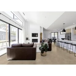 Dalle Vinyle 55 RIGID TAVLA BEIGE Structuré 5,7x399x730mm -Construction Matériaux Magasin Photo dambiance 2 1572713